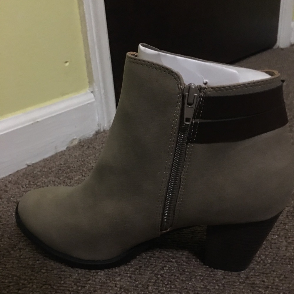 Ankle booties - Picture 2 of 3
